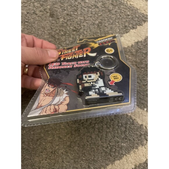 Capcom Street Fighter Ryu Keychain LED Torch W/ Hadoken Sound Brand New Sealed! - Picture 2 of 4